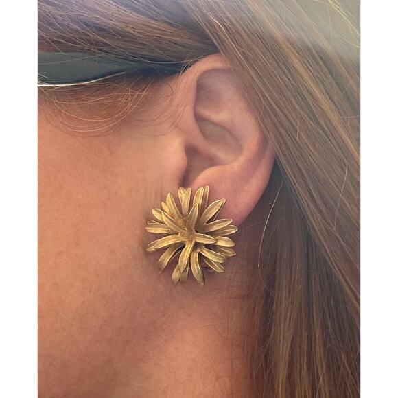 Mid century gold tone flower clip on earings - Picture 10 of 10